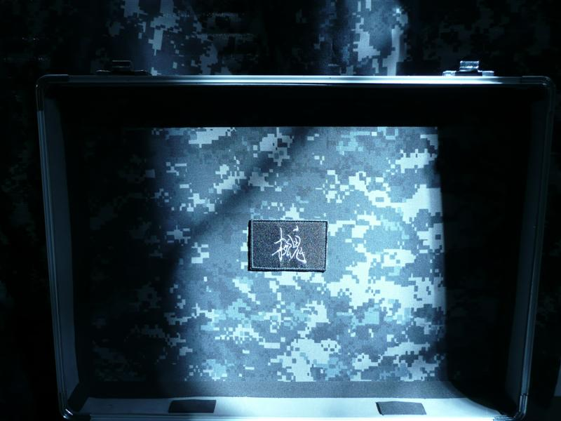 Illustration for article titled Custom Metal Gear Solid 4 PS3 Is Full Of Awesome Substance